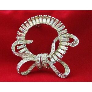 Georgeous Rhinestone Wreath With a Flowing Bow Brooche (Vintage)